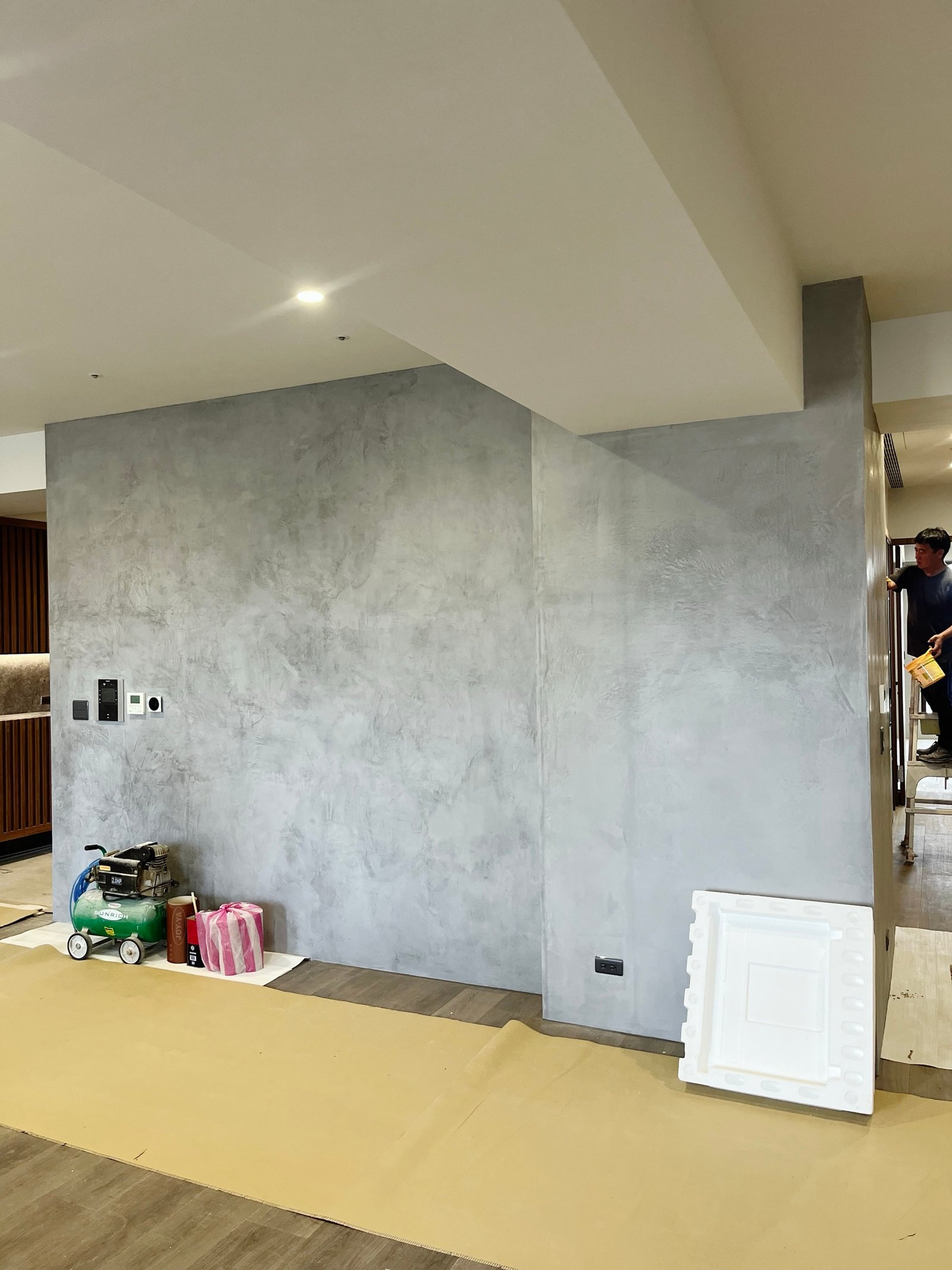 Lehmputz-Wandfläche in modernem Innenraum Taiwan: heller Grauton, glatt