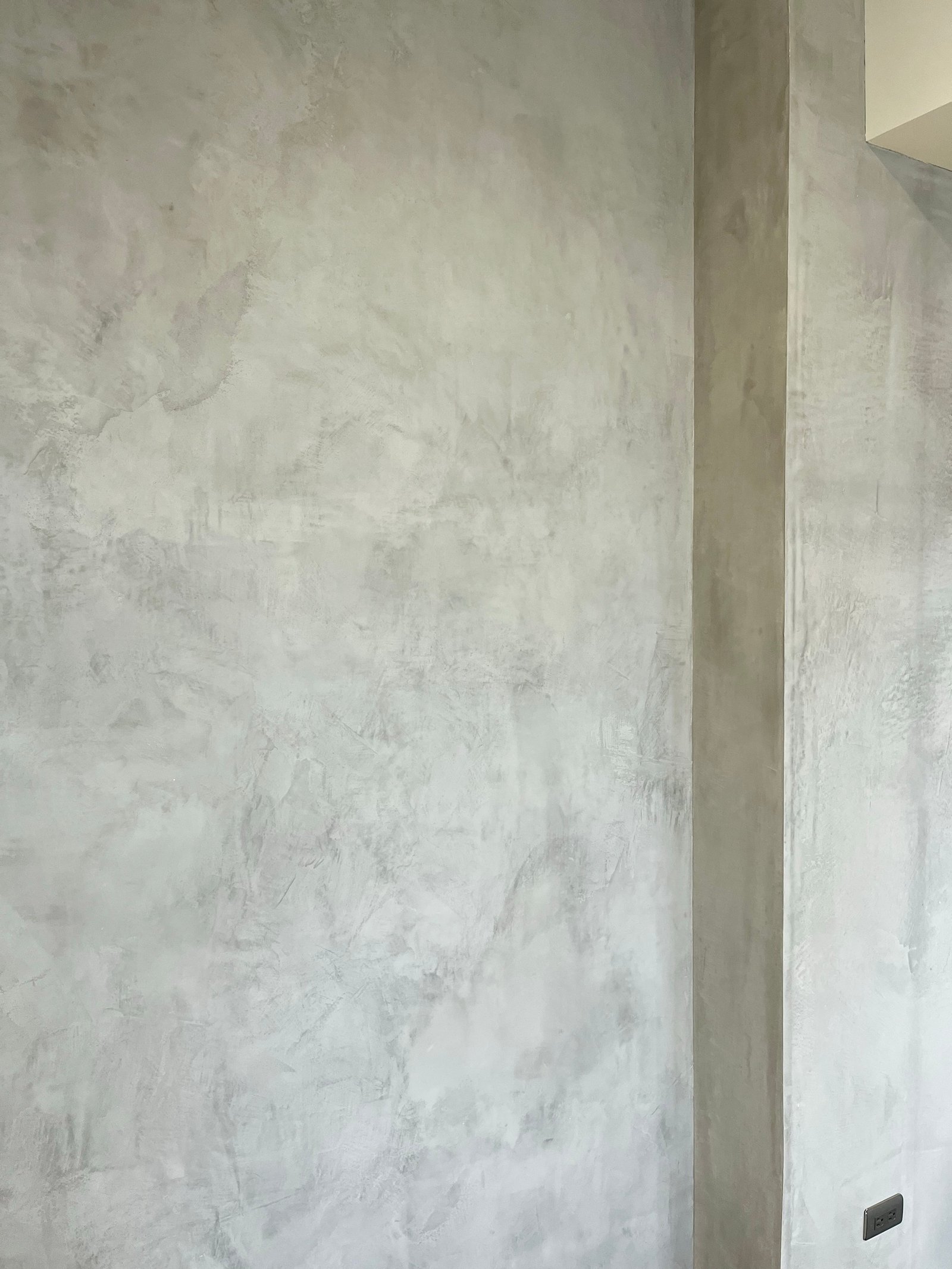 Lehmputzwand mit Kalkputz-Oberfläche in modernem Wohnraum Taiwan, Wandschalter