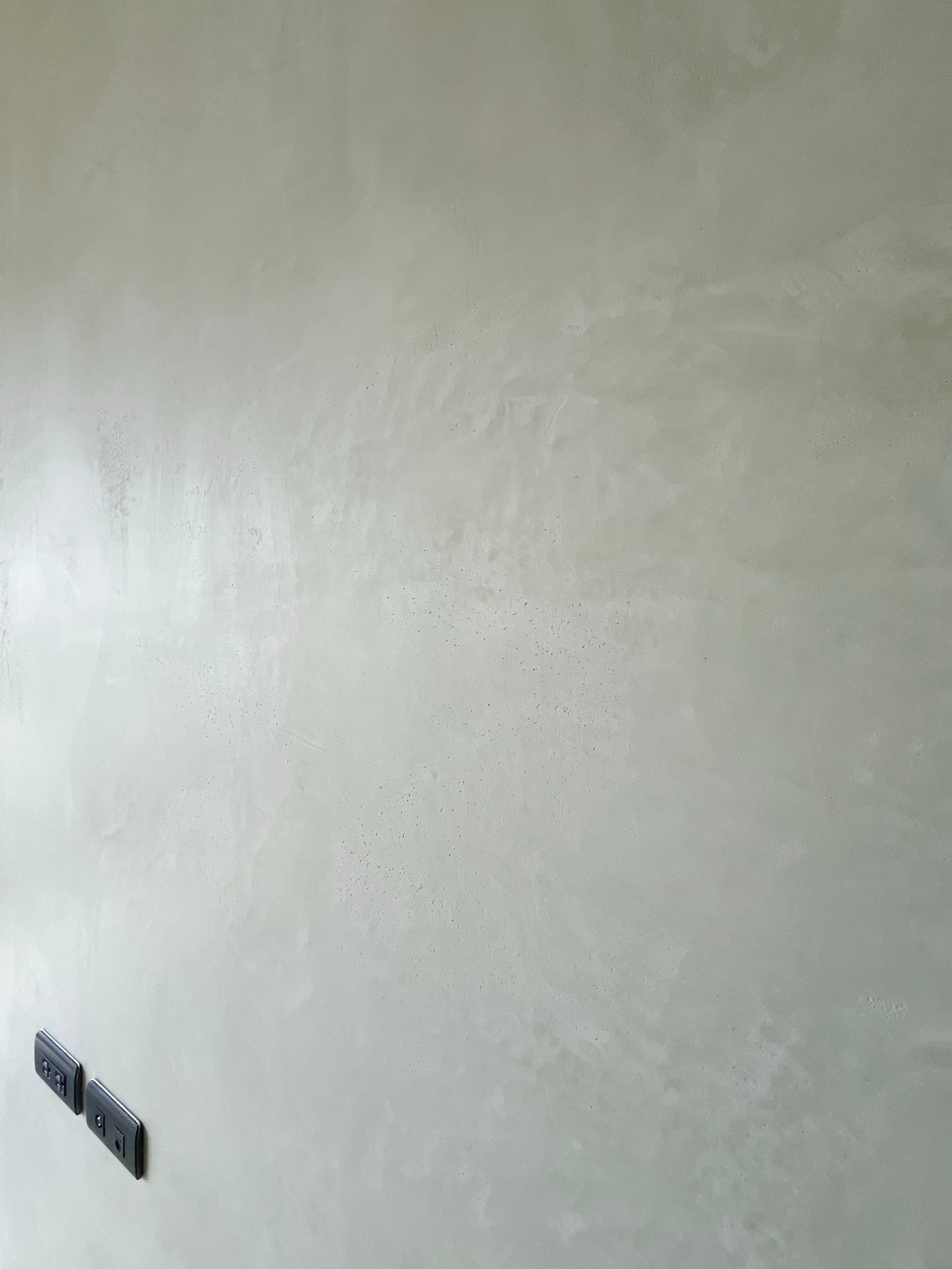 Kalkputzwand in modernem Innenraum Taiwan: helle Wandfläche, Lichtschalter