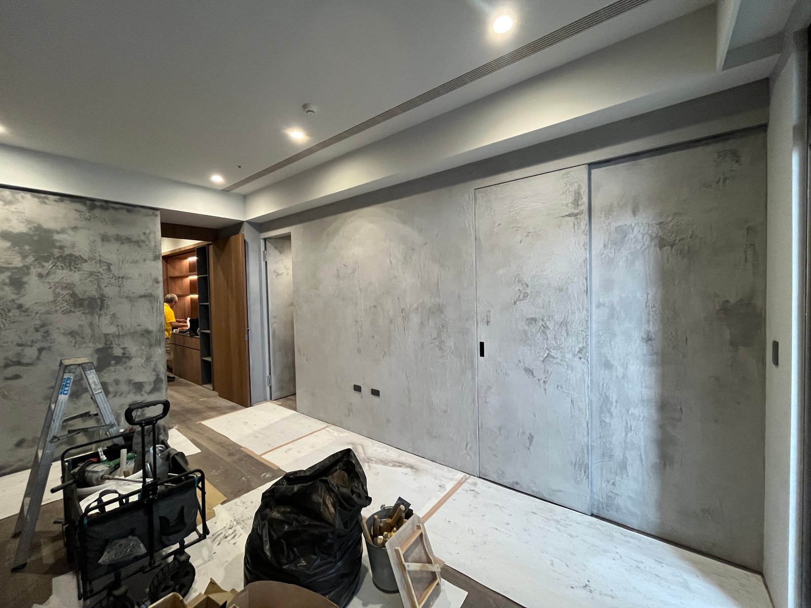 Lehmputzwand großes Format: helle Kalkputzoberfläche, modernes Apartment Taiwan