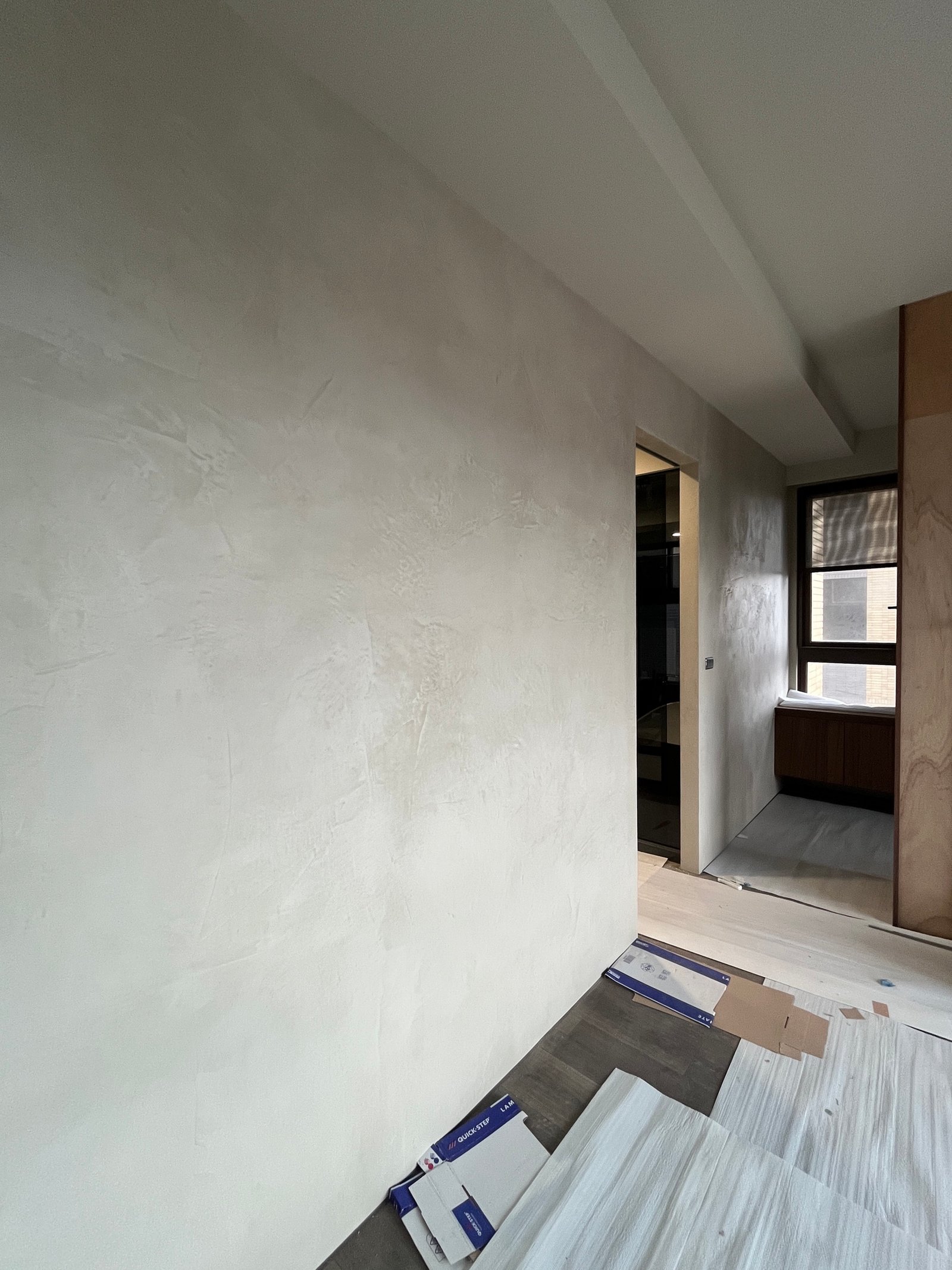 Heller Kalkputzboden in modernem Innenraum Taiwan: glatte Putzfläche, Treppen